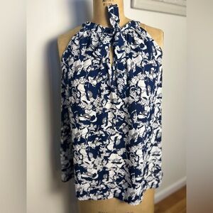 Women’s navy and white floral sleeveless blouse size medium 
fleur bleue